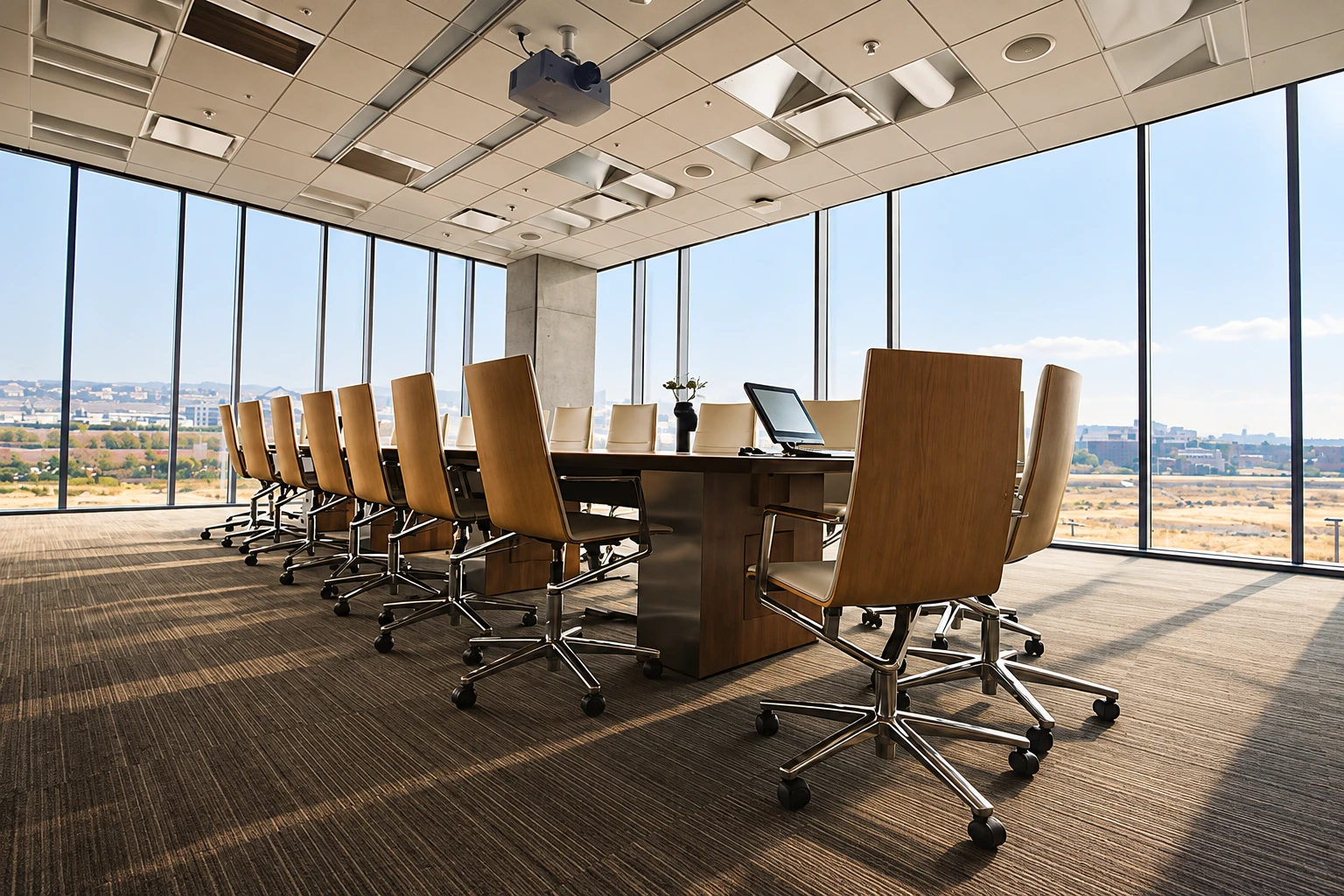 Sala de conselho de administração com mesa e cadeiras executivas