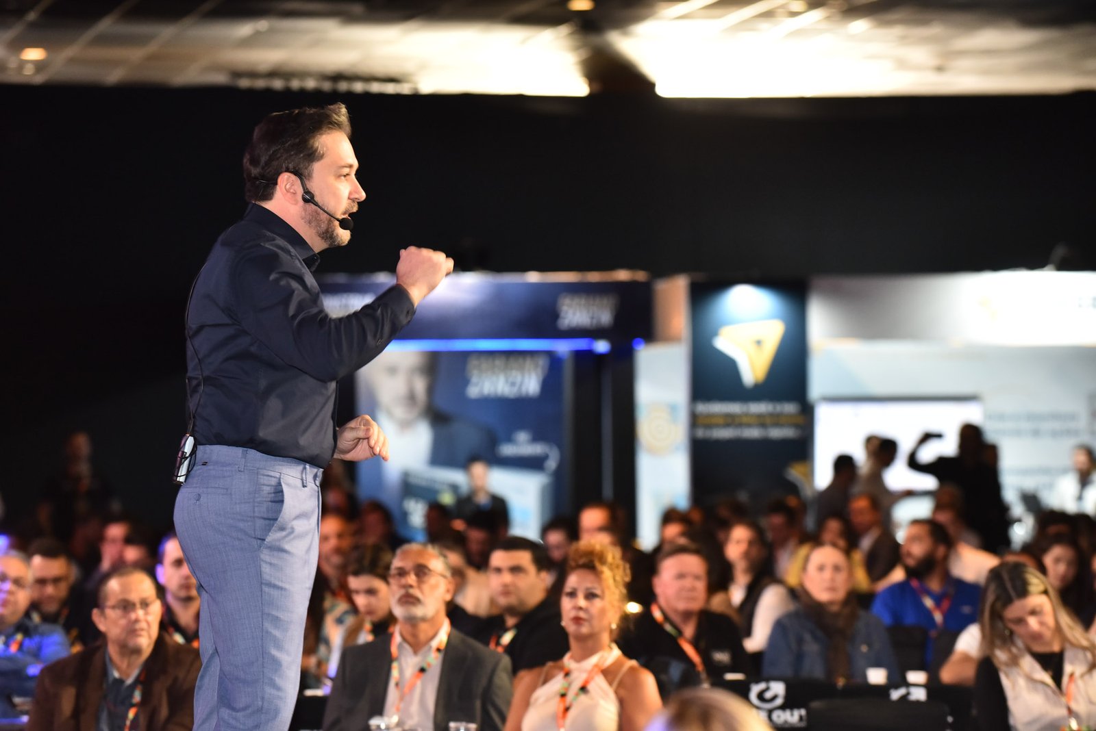 Fabiano Zanzin palestrando para uma audiência empresarial.