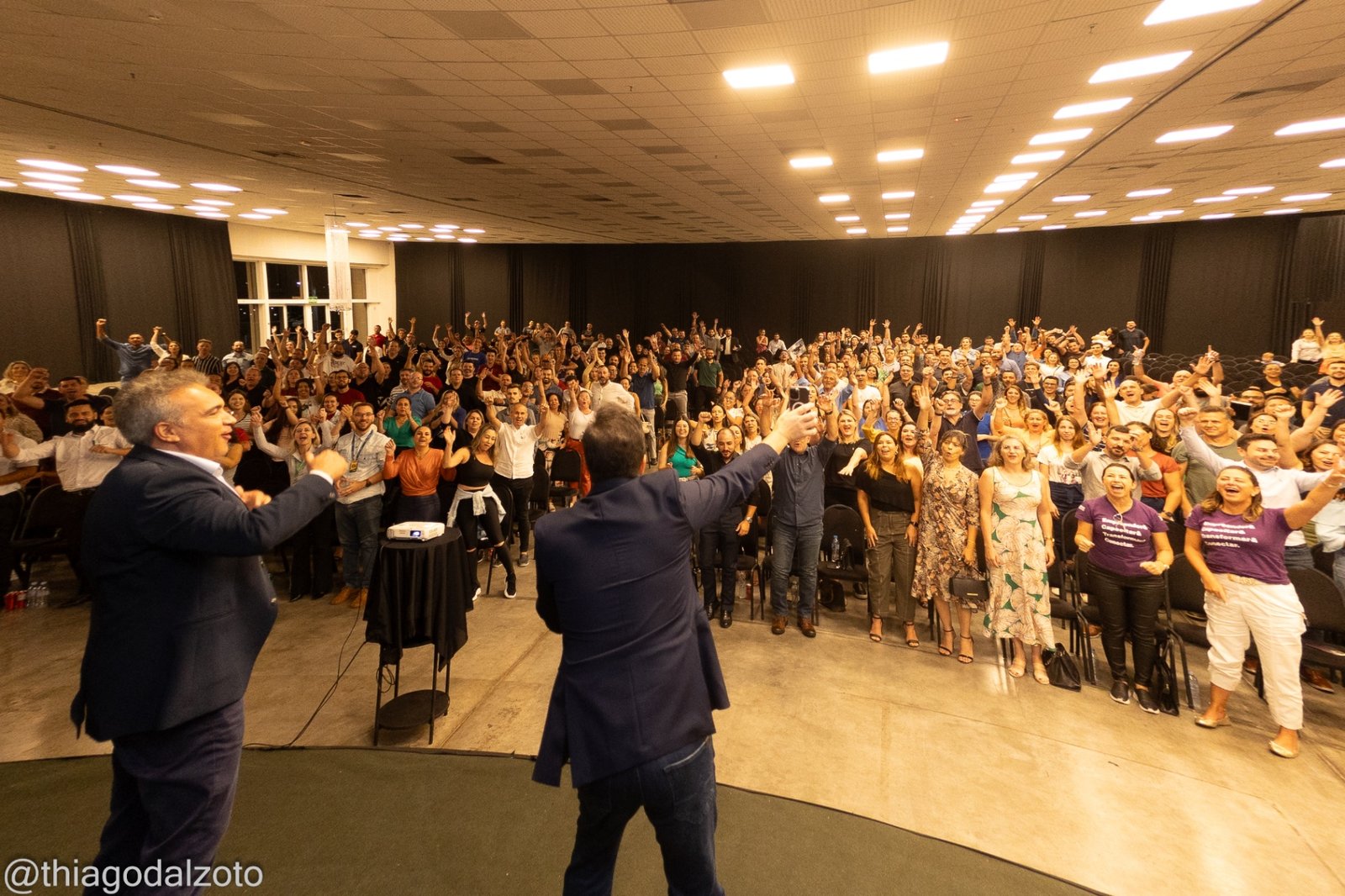 Fabiano Zanzin no palco diante de uma plateia de líderes