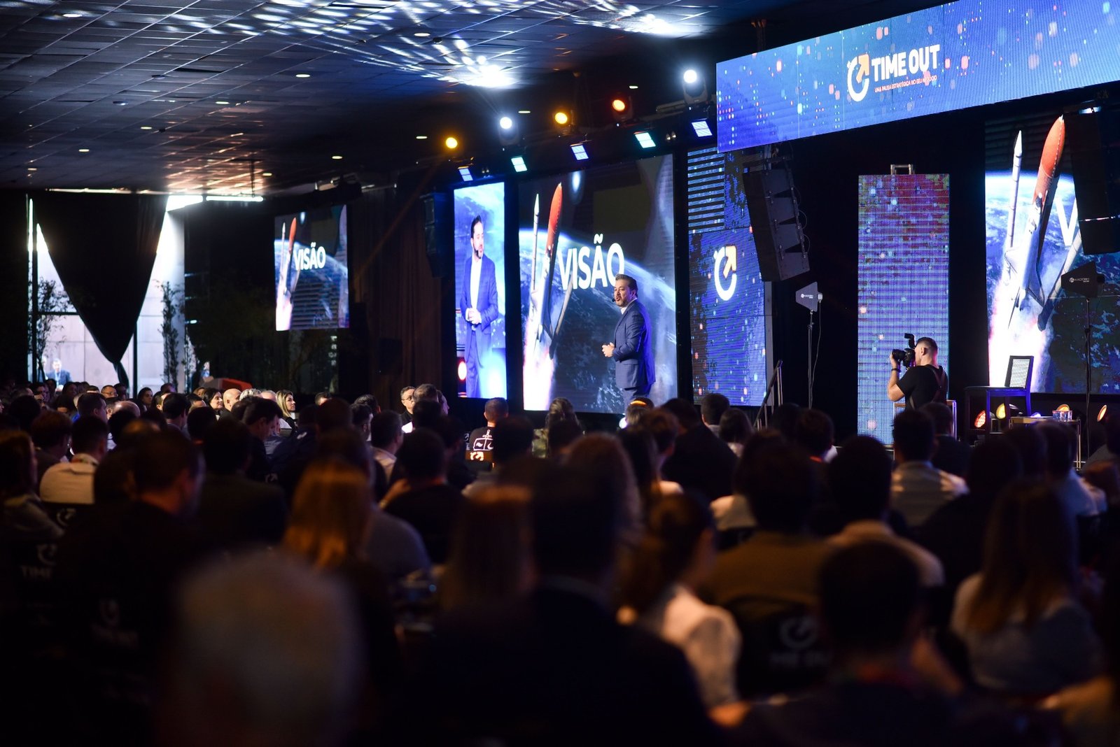Palestra em convenção com grande plateia