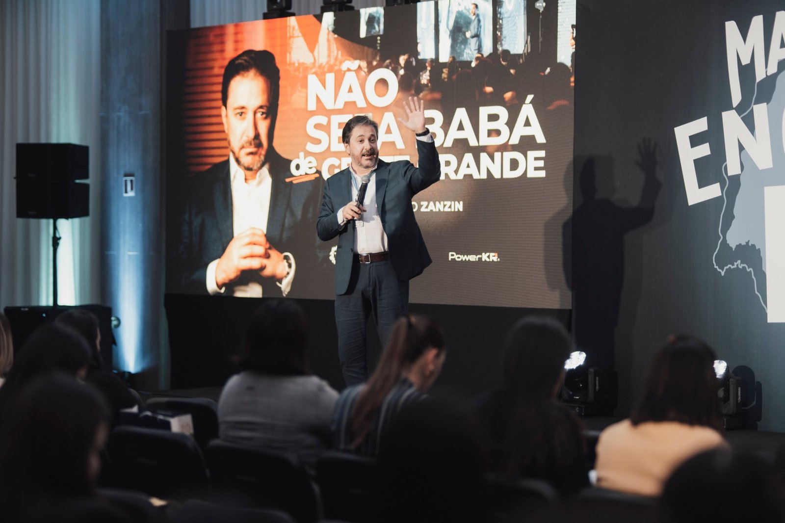 Fabiano Zanzin apresentando a palestra Não Seja Babá de Gente Grande, com o título no telão