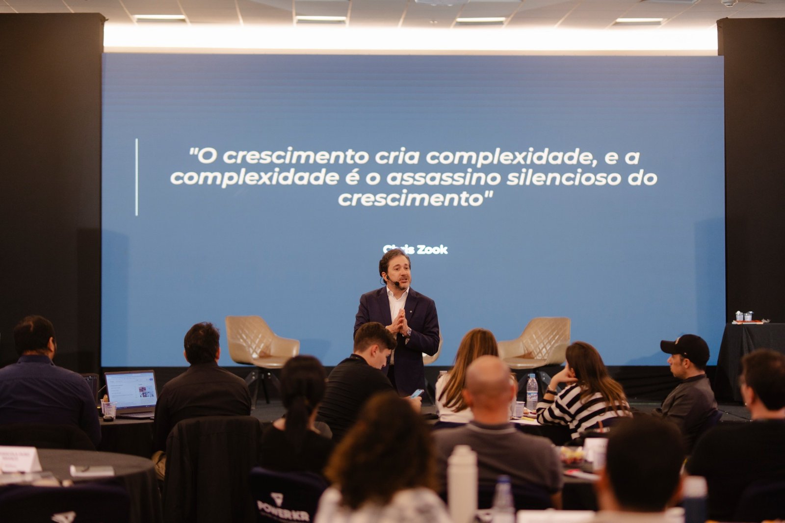 Fabiano Zanzin conduzindo workshop com executivos